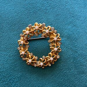 Gold Wreath Brooch